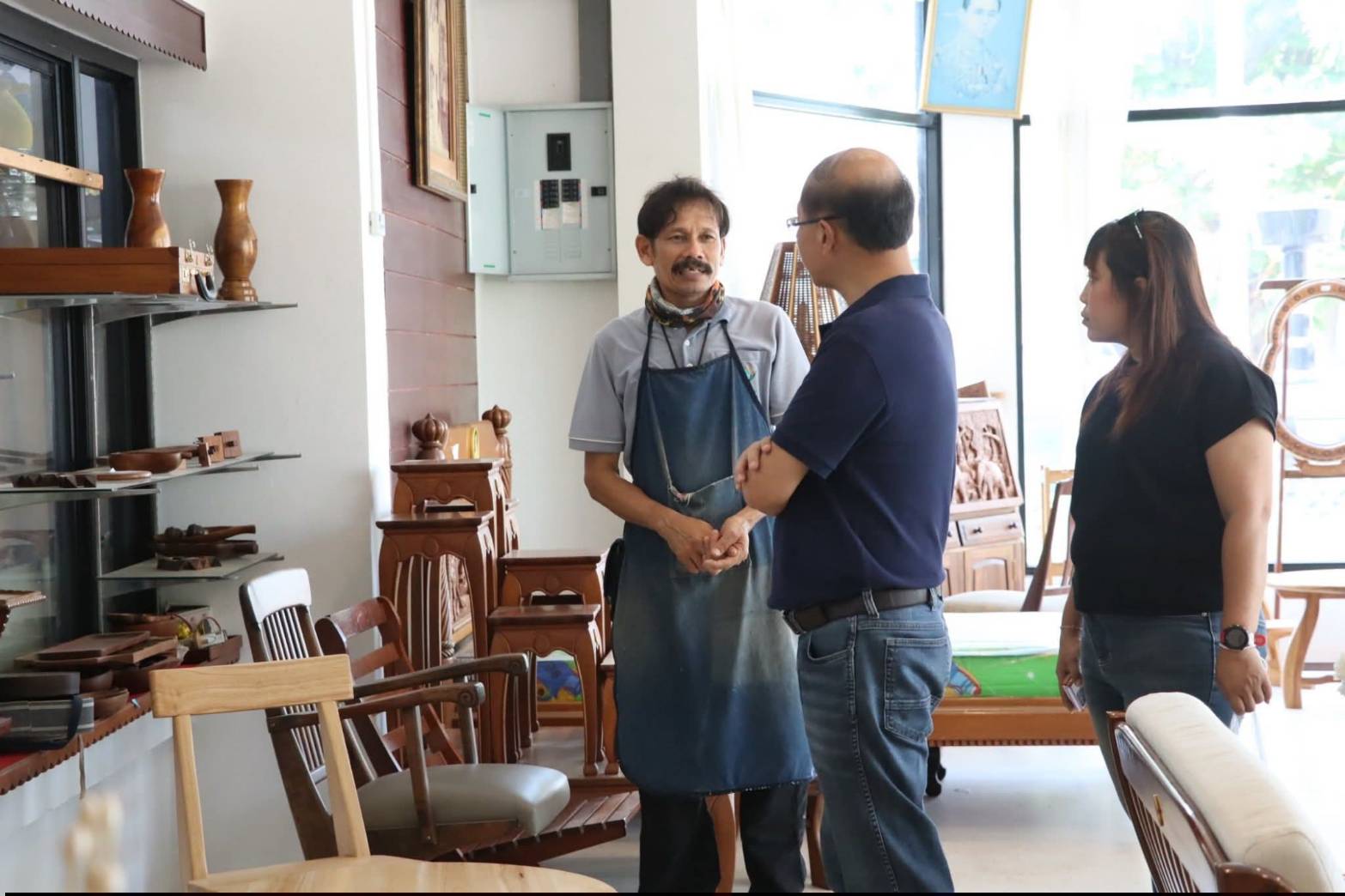 title - ผอ.ศพส. ให้การต้อนรับ คณะนักศึกษาโครงการรัฐประศาสนศาสตรมหาบัณฑิต รุ่นที่ 18 มหาวิทยาลัยรามคำแหง เข้าเยี่ยมชมแผนกฝึกอบรมทั้ง 12 แผนก และพื้นที่ภายในศูนย์ส่งเสริมและพัฒนาอาชีพเสริมนอกภาคการเกษตร